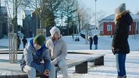 Wahrheit oder Pflicht – Daniel (Viljar Knutsen Bjaadal, l.) und Tara (Maya Ystenes, M.) gehen jetzt miteinander. Sanne (Tilde Ender Søvik, r.) weiß nicht so genau, wie sie sich verhalten soll.