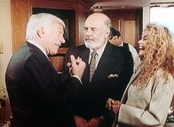 Diagnose: Mord – Mark (Dick Van Dyke, l.) auf dem Medizinerkongress mit den Kollegen Elliot Valin (Pernell Roberts, M.) und seiner Frau Bonnie (Dyan Cannon).