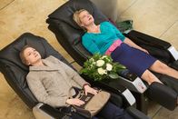 Danni Lowinski – Für Danni (Annette Frier, r.) startet der Tag schon mies, als Pit sie auf dem Massagesessel stört, um ihr einen Blumenstrauß zu bringen. Er hat es noch immer nicht aufgegeben, um sie "zu werben". Und um Danni von sich zu überzeugen, hat er sogar seine Diplompsychologin Vera Glaser (Marie Schneider, l.) mitgebracht.