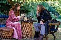Große Mythen aufgedeckt – Siegfried (Moritz Stephan, r.) und Kriemhild (Anja Antonowicz, l.) stehen für ein völlig neues Liebesideal im Hochmittelalter: die höfische Liebe.