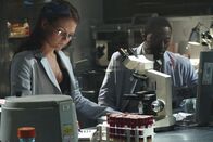 Dr. House – Dr. Alison Cameron (Jennifer Morrison, l.) und Dr. Eric Foreman (Omar Epps, r.) setzen alles daran, endlich herauszufinden, woran der Highschool-Schüler, der kürzlich eingeliefert wurde, wirklich leidet.