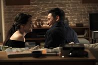The Bold Type – Jane Sloan (Katie Stevens, l.); Ben Chau (Luca James Lee, r.)