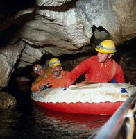 Löwenzahn Classics – Auf der Suche nach seinem Hund Willi ist Peter (Peter Lustig, M.) in eine Höhle geraten. Dort trifft er auf die zwei Höhlenforscher: Kündig (Franz Rampelmann, l.) und Höllerbach (Peter Wagenbreth, r.), die ihn auf eine abenteuerliche Reise mitnehmen.