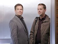 Navy CIS – L-R: Anthony DiNozzo (Michael Weatherly) und Timothy McGee (Sean Murray)