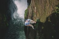 Faszination Erde – Die Iguazú-Wasserfälle sind nicht nur ein Naturwunder, sondern auch Heimat von Rußseglern, die an den Steilwänden nahe und hinter den Wasserfällen nisten. Dirk Steffens seilt sich ab, um die Küken in ihren exponierten Nestern zu filmen