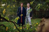 Geborgtes Weiß – Ärztin und Mutter Marta (Susanne Wolff) lebt zurückgezogen mit ihrem wesentlich älteren Mann Roland (Ulrich Matthes) mitten in der Natur. Doch das beseelte Landleben droht plötzlich aus den Fugen zu geraten …