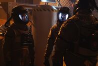 Castle – Sämtliche Ermittlungen im Mars-Mord verlaufen im Sand, bis Esposito (Jon Huertas, 2.v.l.) und Kate (Stana Katic, l.) eine schockierende Entdeckung machen ...