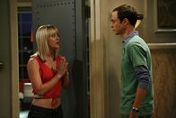 The Big Bang Theory – Erstmals essen Leonard und Sheldon (Jim Parsons, r.) sowie Howard und Raj in dem Restaurant, in dem Penny (Kaley Cuoco, l.) als Kellnerin arbeitet. Sheldon hat allerdings Probleme bei der Bestellung, da er nur schwer von seinen Gewohnheiten abzubringen ist und lieber die Hamburger in seinem Lieblingsladen isst ...