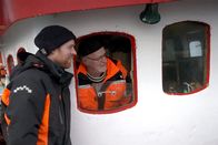 Expeditionen: Zu Tisch ... – Bjarne und Jan-Ivar Pettersen schauen nach den Wellen/Wetter.