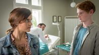 Praxis mit Meerblick – Kai (Lukas Zumbrock, re.) und Mandy (Morgane Ferru) müssen eine schwere Entscheidung treffen. Dr. Hannes Stresow (Benjamin Grüter, hinten) behandelt das Unfallopfer Yegor (Eugen Knecht).