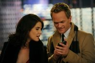 How I Met Your Mother – Die Eröffnung von Teds Gebäude steht bevor, und während er total nervös ist, hat Barney (Neil Patrick Harris, r.) eine große Überraschung für Robin (Cobie Smulders, l.) ...