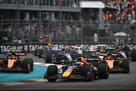 Formel 1: Großer Preis von Italien – Max Verstappen aus den Niederlanden führt mit dem (1) Oracle Red Bull Racing RB21 vor Lando Norris aus Großbritannien mit dem (4) McLaren MCL39 Mercedes. Oscar Piastri aus Australien mit dem (81) McLaren MCL39 Mercedes und dem Rest des Feldes am Start beim F1 Grand Prix von Miami im Miami International Autodrome am 04. Mai 2025 in Miami, Florida.
