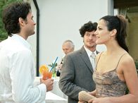 Wen die Liebe trifft... – Daniel Weiss (Fritz Karl) ist in Joe (Bettina Zimmermann) verliebt, die aber nur Augen für den undurchsichtigen Barkeeper Marco (Simon Verhoeven, li.) hat.