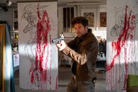 SOKO Stuttgart – Blutiger Übergriff: Die junge Comiczeichnerin Paula ist in ihrem Atelier mit einer roten Flüssigkeit attackiert worden und konnte sich gerade noch vor der unbekannten Person verschanzen. Kurz zuvor wurde bereits ein Comicverleger getötet. Hat es die Tatperson jetzt auf Paula abgesehen? Kriminalhauptkommissar Jo Stoll (Peter Ketnath) eilt zu Hilfe und versucht, den Angreifer zu überwältigen.
