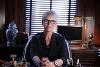 Scream Queens – Dekanin Munsch (Jamie Lee Curtis) und Wes planen eine gemeinsam Zukunft, während Grace und Zayday die ganze Kappa Kappa Tau Schwesternschaft auf den Kopf stellen ...