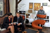 Rote Rosen – ARD ROTE ROSEN FOLGE 1180 Uhr im ERSTEN. Carla (Maria Fuchs, r.) trifft Torben (Joachim Kretzer, M.) und Anne (Caroline Kiesewetter, l.), in elterlicher Eintracht, über dem ersten Ultraschallbild an.