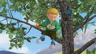 Feuerwehrmann Sam – James sitzt auf einem Baum fest und schreibt eine Nachricht, die er mit seinem Flugzeug in die Stadt schickt.
