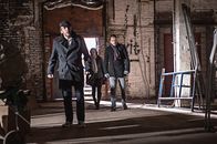 Elementary – Sherlock Holmes (Jonny Lee Miller, r.) versucht herauszufinden, wer die Tochter seines ehemaligen Drogenhändlers Rhys (John Hannah, l.) entführt hat, während sich Joan Watson (Lucy Liu, M.) über seine Abstinenz große Sorgen macht ...