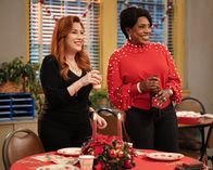 Abbott Elementary – v.li.: Melissa Schemmenti (Lisa Ann Walter), Barbara Howard (Sheryl Lee Ralph)