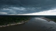Expedition Amazonas – Gewitterwolken ziehen über dem Juruá-Fluss, einem Nebenfluss des Amazonas, auf. (Kredit: National Geographic/Paulo Velozo)