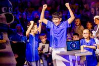 1, 2 oder 3 – Das blaue Team aus Hamburg/Deutschland hat beim Raten richtig Spaß.