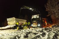 Ice Road Rescue - Extremrettung in Norwegen – Thord bekommt Hilfe von einem Kran und der Polizei, um die Rettung abzuschließen und die Straße freizugeben.