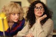 The Goldbergs – (v.li.) Wendi McLendon-Covey (Beverly Goldberg), Michaela Watkins (Miss Taraborelli).