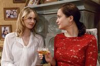 Sturm der Liebe – Jessica (Isabell Ege, l.) spricht Eva (Uta Kargel, r.) Mut zu.
