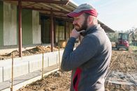 Auf und davon – Auf und davon Staffel 13 Folge 6 Bauer Sandro Wieser lässt einen Stall erweitern. 2022