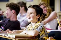 Young Sheldon – Während Sheldon (Iain Amitage) nach Dallas reicht, um dort eine Schule für Hochbegabte zu begutachten, hat seine Familie tatsächlich mit seiner Abwesenheit zu kämpfen ...