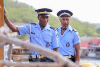 Death in Paradise – JP (Tobi Bakare, l.) und Dwayne Myers (Danny John-Jules, r.) sind im Einsatz. Welche Indizien finden sie auf dem Boot?