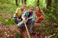 Frühling – Dr. Susanne Wagner (Julia Dietze, M.) sucht mit Charly (Yasmina Kraus, l.) und Greta (Theresia Vajkoczy, r.) nach deren Hund, der in einem alten Dachsbau verschwunden ist.