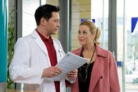In aller Freundschaft – Dr. Philipp Brentano (Thomas Koch) hat das Gefühl, dass gerade alle an ihm vorbeiziehen, allen voran Dr. Lea Peters. Da kommt Klinikleiterin Sarah Marquardt (Alexa Maria Surholt) mit einem unwiderstehlichen Angebot. In der Sachsenklinik soll eine Schwerpunktstation Endoprothetik ausgebaut werden und Philipp soll diese leiten. Für ihn ist das eine Riesen-Chance. Doch es bringt ihn in eine Bredouille: Er hat seiner Frau Arzu versprochen, sie weitgehend mit Haushalt und Kindern zu entlasten, solange sie sich zur Pflegedienstleiterin weiterbildet.