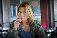 Notruf Hafenkante – Melanie (Sanna Englund) beobachtet in einem Café undercover, ob die Täterin in die Falle tappt.