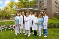 Die Spreewaldklinik – (v.l.n.r.) Gitta Müller (Mieke Schymura); Dr. Gregor Wemuth (Karsten Speck); Dr. Barbara Berg (Muriel Baumeister); Dr. Erik Behrens (Daniel Buder); Dr. Lea Wolff (Sina Valeska Jung); Nico Menke (Isabel Hinz); Radu Florea (Richard Ciuchendea)