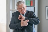 Der Staatsanwalt – Tödliches Dickicht Der Staatsanwalt rekonstruiert einen Tathergang: Rainer Hunold als Bernd Reuther