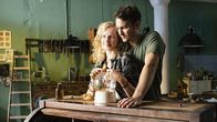 Nele in Berlin – Nele (Cornelia Gröschel) hat in Berlin ihr Glück gefunden: sie liebt ihren Freund Grzegorz (Vladimir Burlakov) und das Restaurieren alter Möbel in der gemeinsamen Werkstatt.