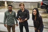 MacGyver – (v.l.n.r.) Wilt Bozer (Justin Hires); MacGyver (Lucas Till); Riley Davis (Tristin Mays)