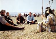 Winnetou I – Bei ihrem Versuch, Apachen und Weiße zu versöhnen, verhandeln Old Shatterhand (Lex Barker, M.) und Sam Hawkens (Ralf Wolter, r.) mit Apachen-Häuptling Winnetou (Pierre Brice, l.) ...