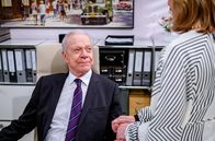 Sturm der Liebe – Werner (Dirk Galuba, l., mit Isabell Stern, r.) ärgert sich, weil er bei Henry nicht auf sein Bauchgefühl gehört hat.