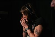 Two and a Half Men – Bei einer Prügelei mit seinem neuen Nachbarn Steven Tyler (Steven Tyler) zieht Charlie den Kürzeren ...