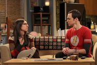 The Big Bang Theory – Während Priya ihre Kenntnisse als Anwältin nutzt, um den Mitbewohner-Vertrag zwischen Sheldon und Leonard aufzulösen, muss Sheldon (Jim Parsons, r.) mit Amy (Mayim Bialik, l.) zum Tanzen ...