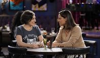 Call Me Kat – Kat (Mayim Bialik, l.); Tara (Vanessa Lachey, r.)