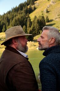 Die einfachen Dinge – Zwischen dem grummeligen Eigenbrötler Pierre (Grégory Gadebois, li.) und dionysischen Tech-Champion Vincent (Lambert Wilson, re.) entsteht eine besondere Freundschaft.