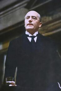 Countdown zur Diktatur – PHOENIX COUNTDOWN ZUR DIKTATUR, "1929 - 1931 Krise" Uhr. Die Parteien der demokratischen Mitte können die Wirtschaft nicht stabilisieren. Im Sommer 1931 müssen mehrere große Bankhäuser ihre Zahlungsunfähigkeit erklären.