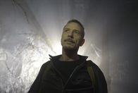 The Exorcist – Während sich Tomas in einer Art Trance befindet, macht sich Marcus (Ben Daniels) auf die Suche nach Andy, Rose und den Kindern und entdeckt dabei, wie schlecht es um Andy bereits steht ...