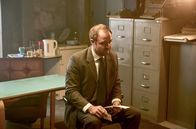 Steeltown Murders – Geraint (Gareth John Bale) spricht mit Sita (nicht im Bild).