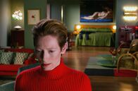 The Human Voice – Eine Frau, die von ihrem Liebhaber verlassen wurde (Tilda Swinton), wartet darauf, dass der Mann seine Sachen und seinen Hund abholt.