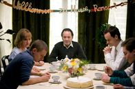 Weissensee – v.l.n.r. Martin (Florian Lukas), die Großeltern Marlene (Ruth Reinecke) und Hans (Uwe Kockisch), Falk (Jörg Hartmann) und sein Sohn Roman (Ferdinand Lehmann).