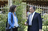How I Met Your Mother – Während Barney mit Robins (Cobie Smulders, l.) Vater (Ray Wise, r.) Laser-Tag spielt, versucht sie, im Central Park ein Medaillon zu finden, das sie als junges Mädchen dort heimlich vergraben hatte ...